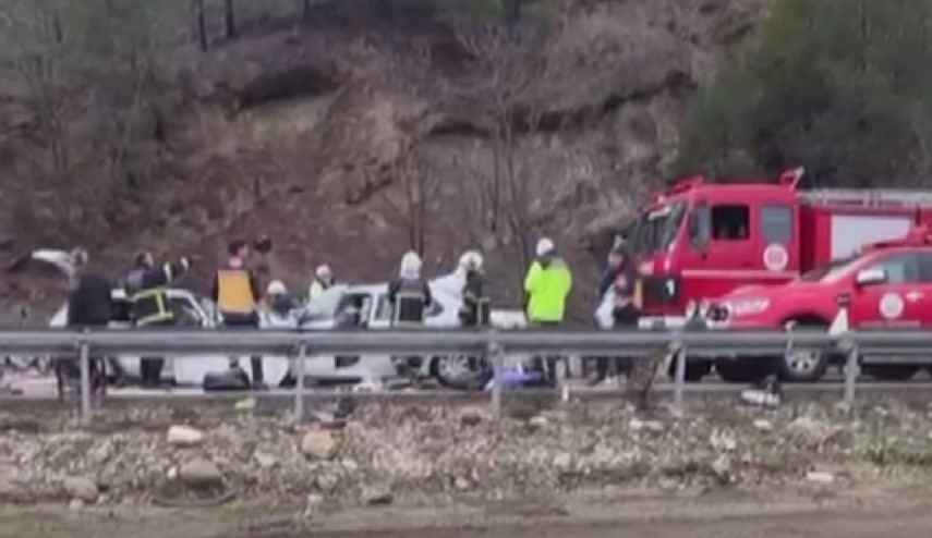 Burdur’da Antalya-Isparta kara yolunda iki otomobilin kafa kafaya çarpışması sonucu