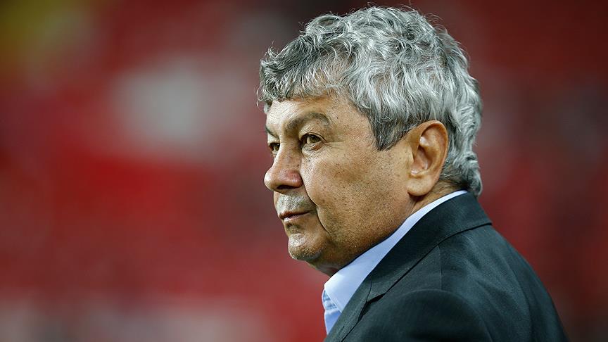 Romanya teknik direktörü Mircea Lucescu sağlık sorunları nedeniyle hastaneye kaldırıldı.