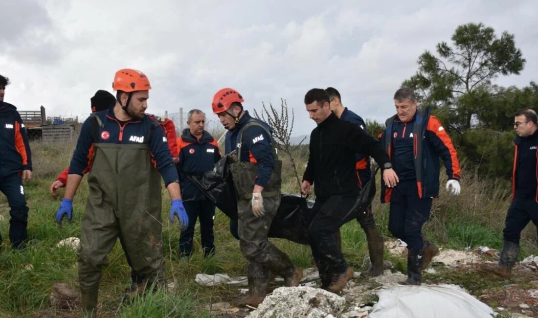 İzmir’in Menderes ilçesinde sağanak yağış sırasında sel sularına kapılan otomobildeki