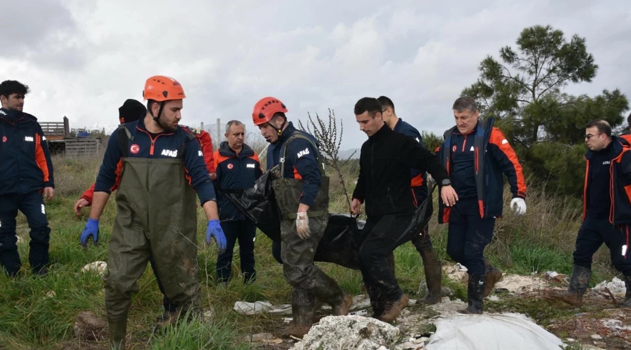 İzmir’in Menderes ilçesinde sağanak yağış sırasında sel sularına kapılan otomobildeki
