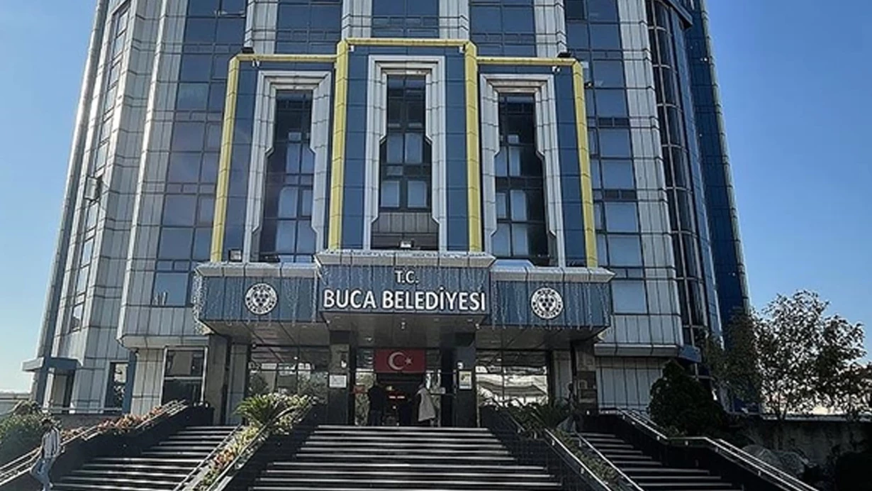 İzmir’de yerel yönetimlerde rüşvet ve yolsuzluk iddiaları gündemi sarstı.
