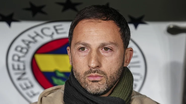 Lider Galatasaray’ın TÜMOSAN Konyaspor’a mağlup olmasının ardından Fenerbahçe’de moraller yükseldi.