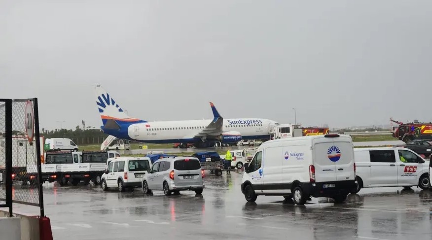 Antalya Havalimanı’nda SunExpress’e ait Antalya-Gaziantep seferini yapmaya hazırlanan yolcu uçağının