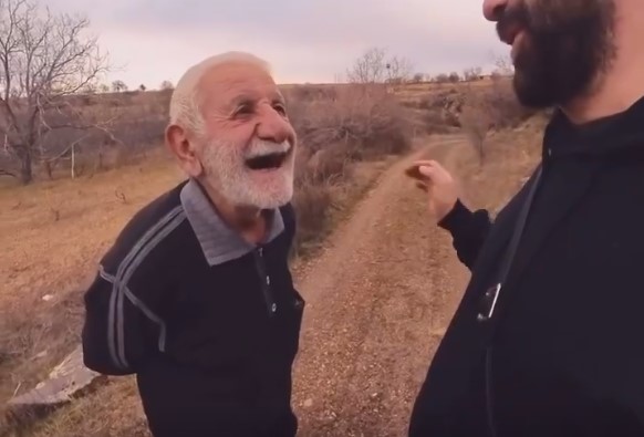 Bir yaşlı adamın Ukraynalı bir çiftle yaptığı sıcak sohbet, sosyal