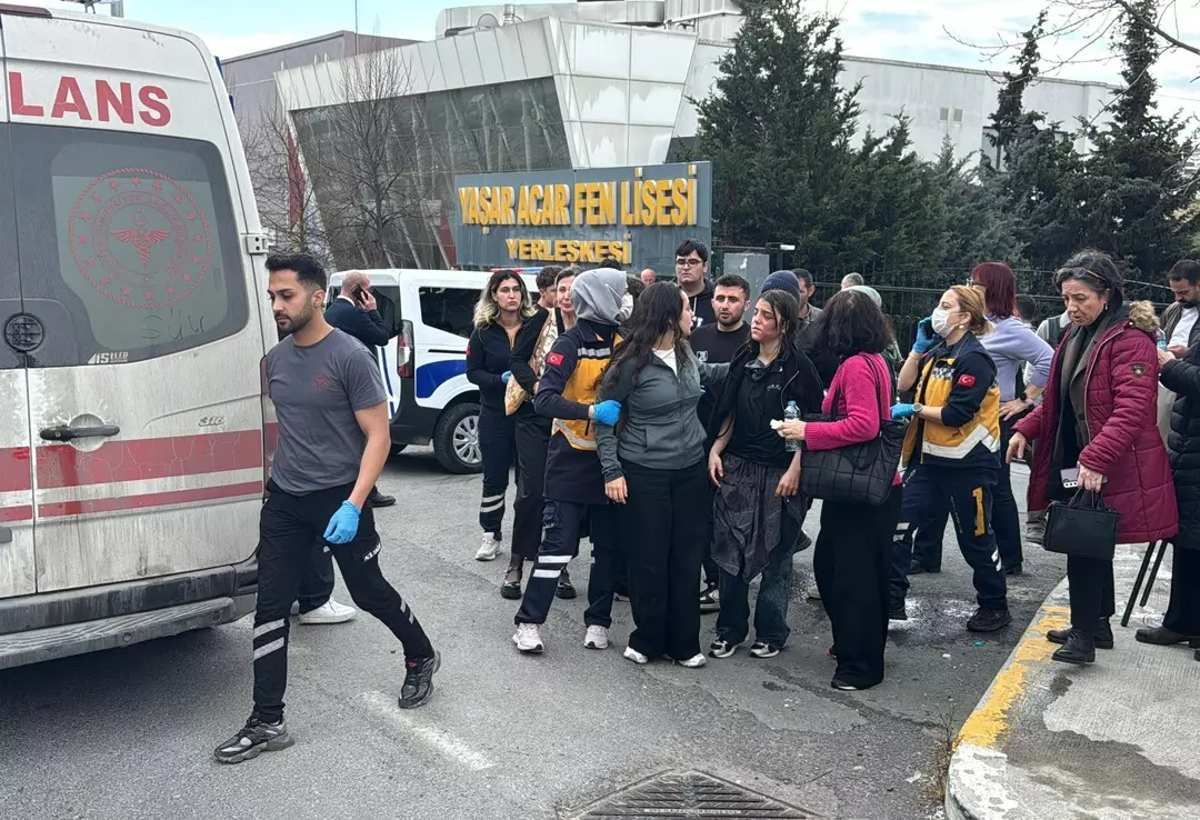 İstanbul Beylikdüzü’nde bulunan prestijli okullardan Yaşar Acar Fen Lisesi’nin laboratuvarında,