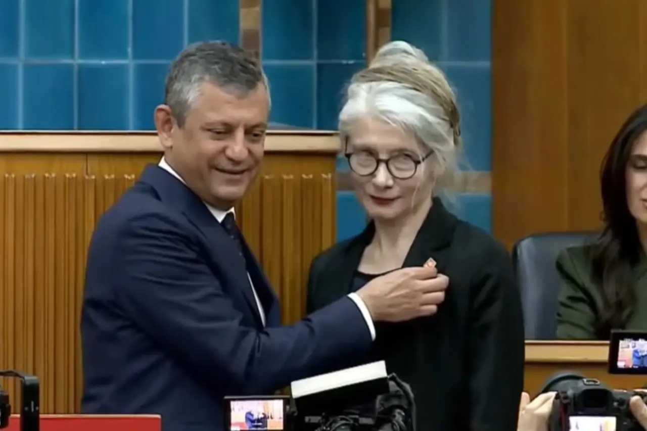 Siyaset dünyasında "Amazon Kadın" lakabıyla tanınan, eski hakim ve YARSAV