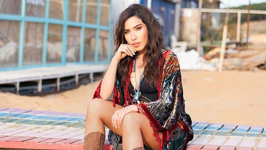 Pop müziğin sevilen sesi Burcu Güneş, katıldığı bir programda ve