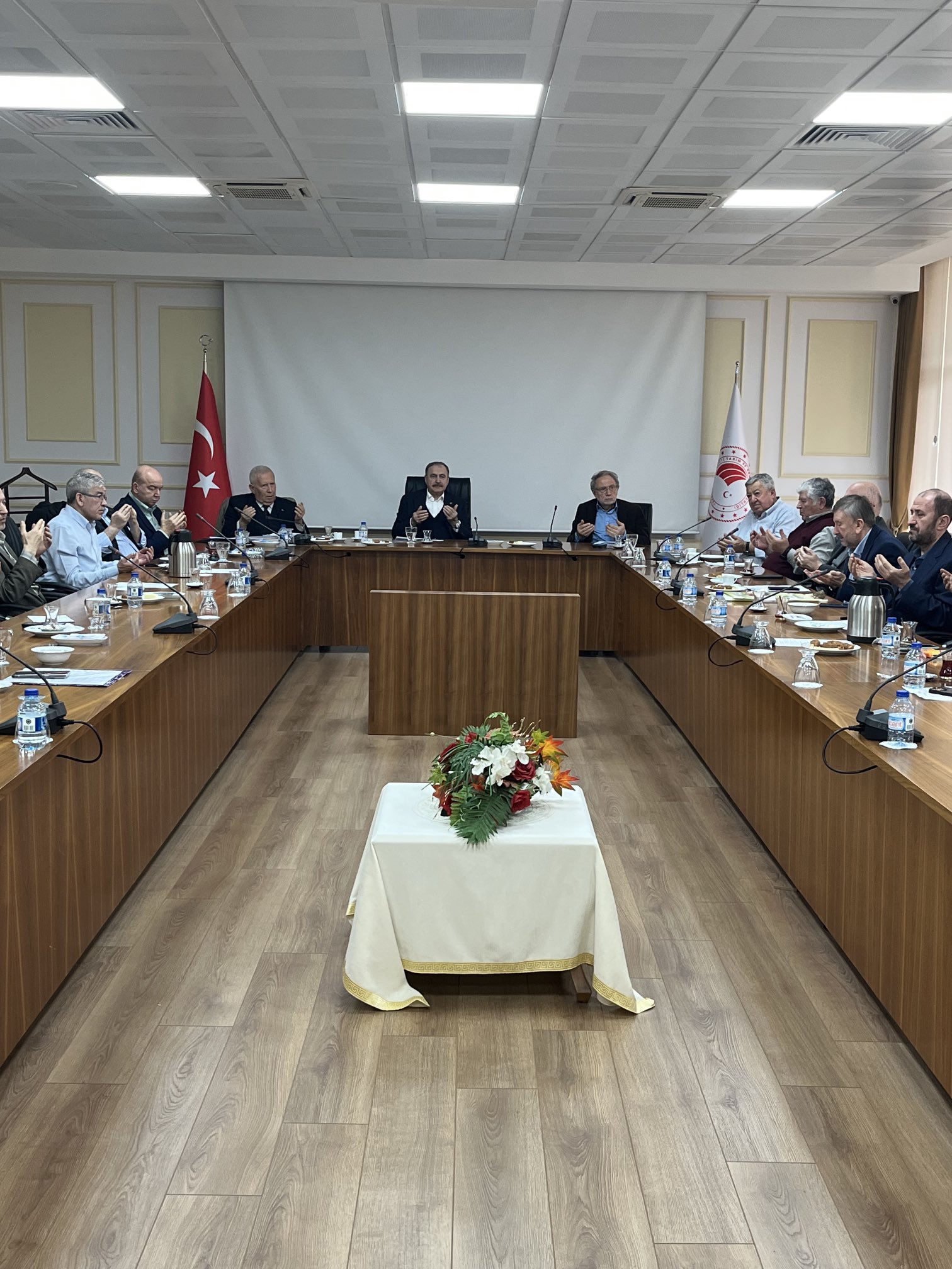 Afyonkarahisar’ın önemli isimlerinden Veysel Eroğlu, Şuhut Vakfı'nın genel kurul toplantısına