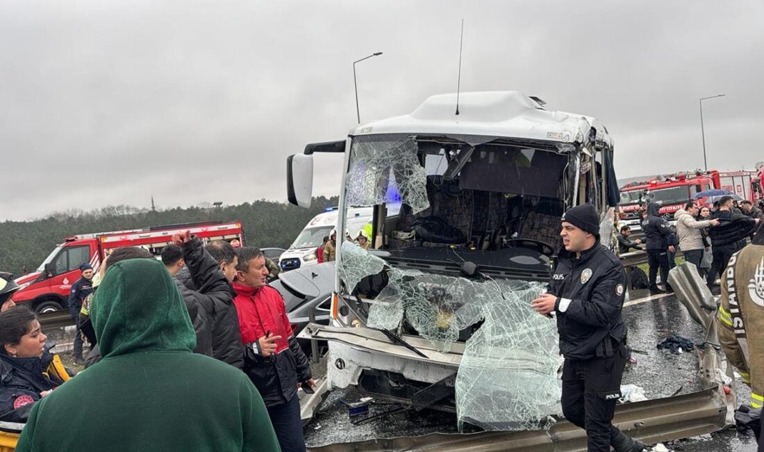 Başakşehir Fenertepe mevkiinde polis servisi ile bir otomobilin karıştığı kazada