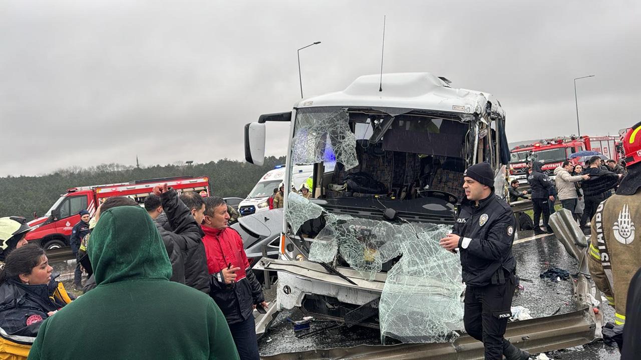 İstanbul Başakşehir Kuzey Marmara Otoyolu Fenertepe mevkiinde, polis memurlarını taşıyan