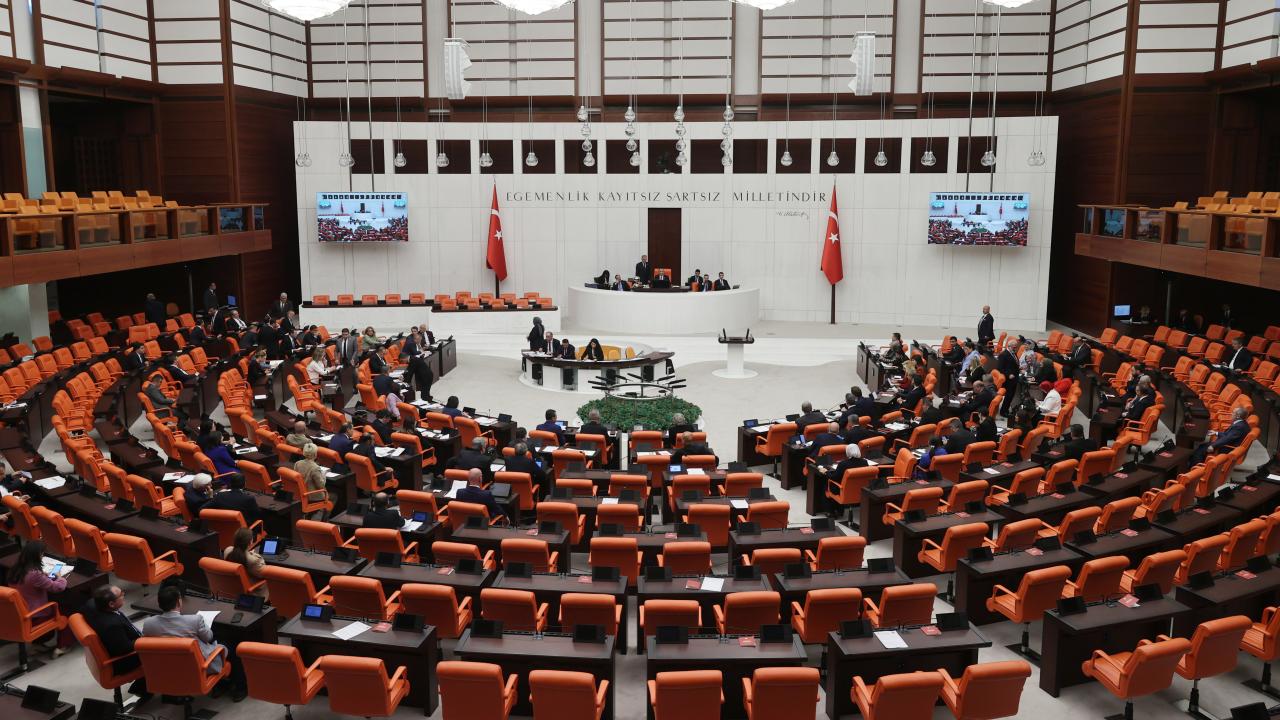 AK Parti milletvekillerinin imzasını taşıyan ve sosyal medya düzenlemeleri ile
