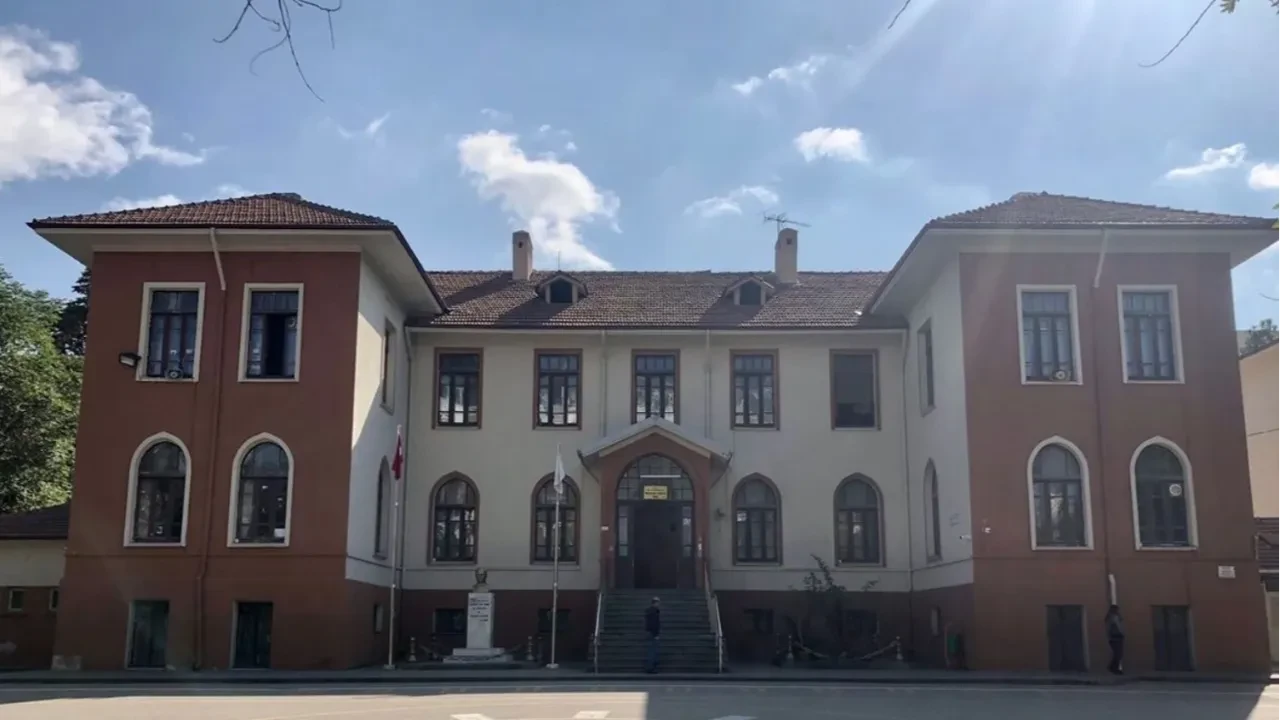 Kızılay’ın simge yapılarından Mimar Kemal Ortaokulu, "eğitim ve öğretime elverişli