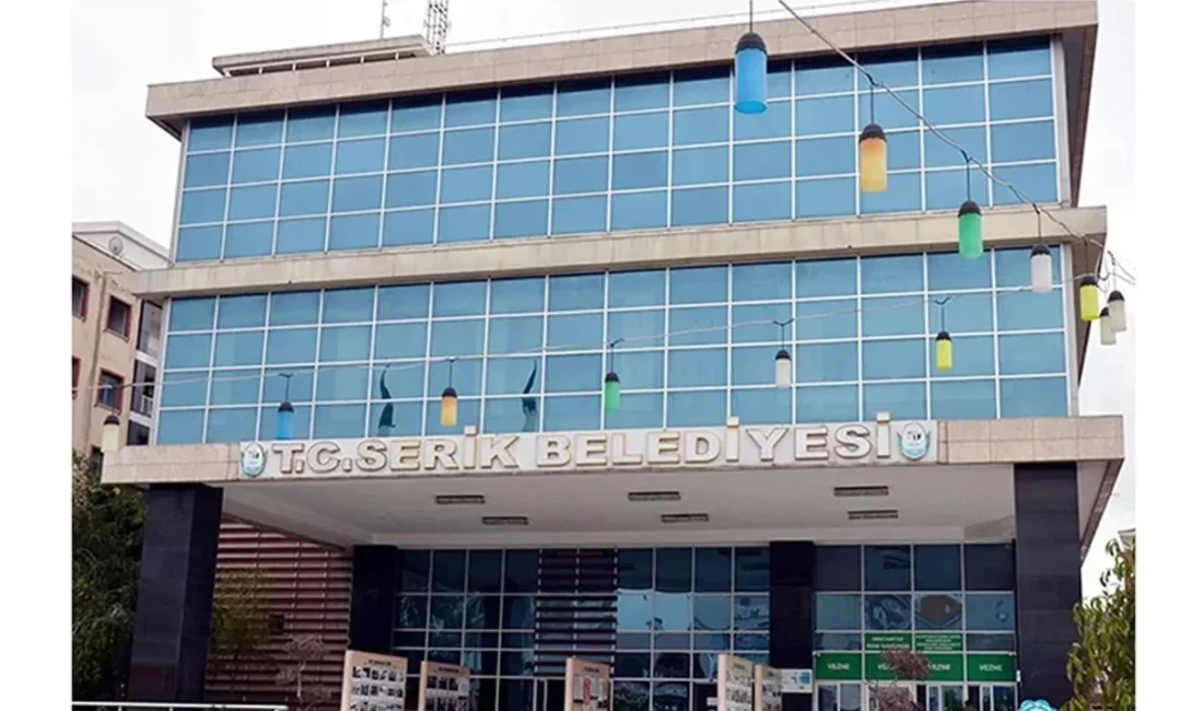 Kısa süre önce parti değiştiren Serik Belediye Başkanı Kadir Kumbul,
