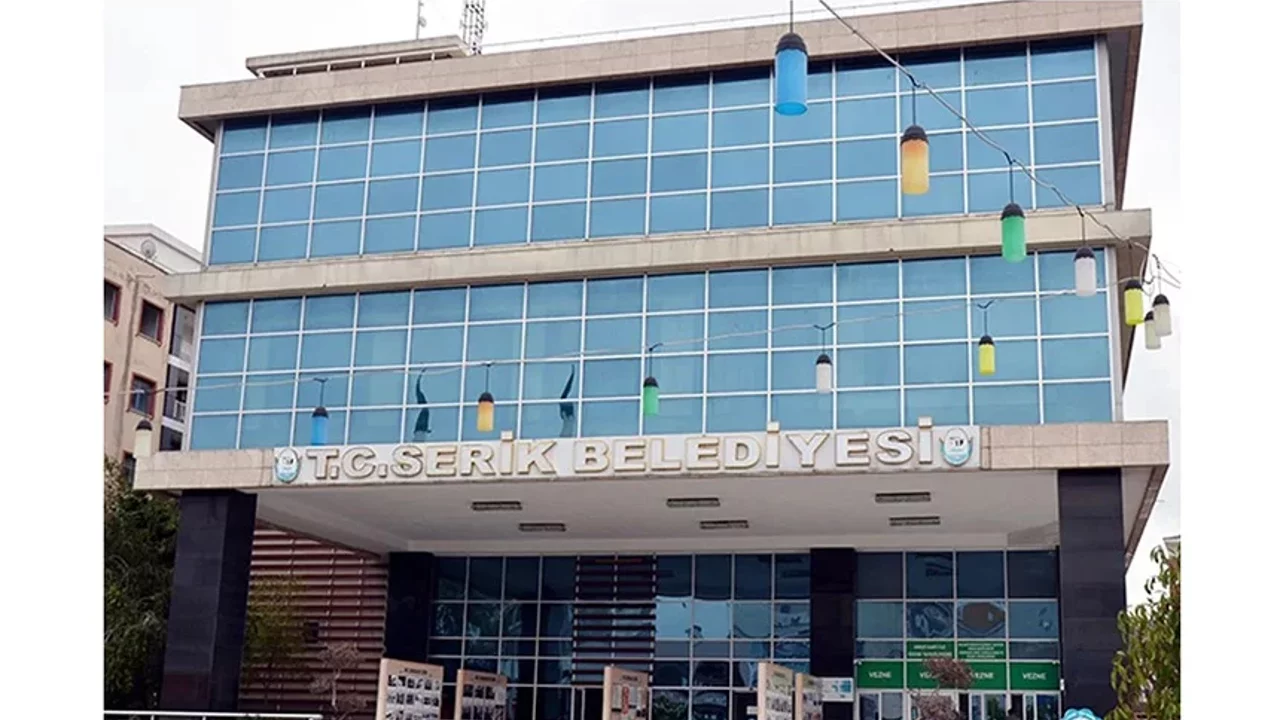 Kısa süre önce parti değiştiren Serik Belediye Başkanı Kadir Kumbul,