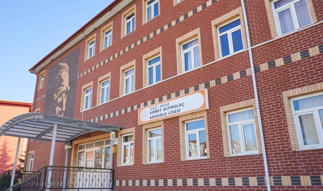 Niksar Ahmet Altıkulaç Anadolu Lisesi'nde, "Sıra Ahmet Altıkulaç’ta" şeklinde bir
