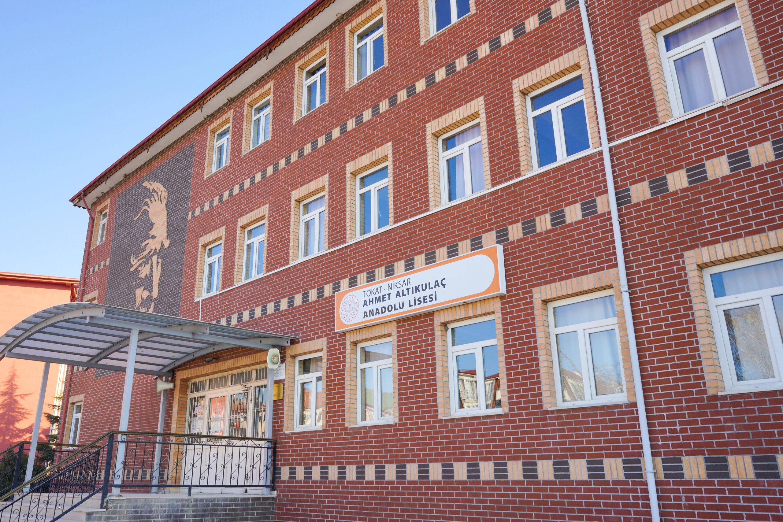Niksar Ahmet Altıkulaç Anadolu Lisesi'nde, "Sıra Ahmet Altıkulaç’ta" şeklinde bir