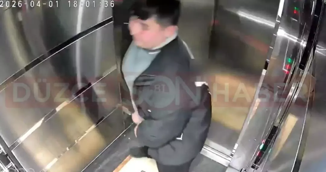 Düzce Kalıcı Konutlar bölgesinde bir binaya sipariş getiren kurye, asansörde