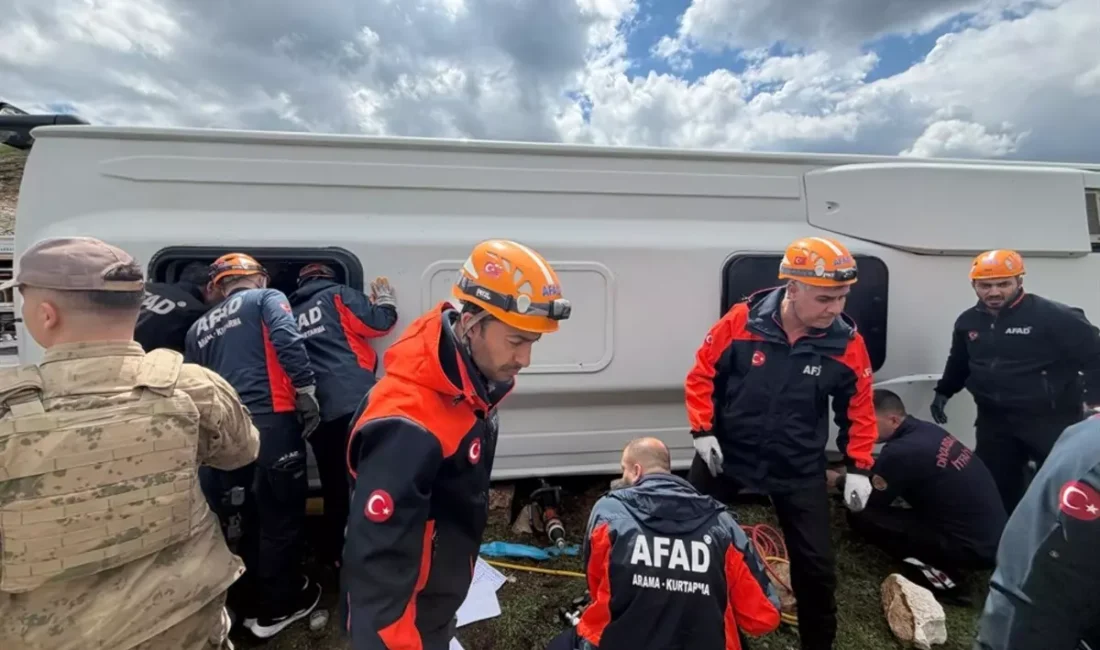 Lice ilçesi yakınlarında seyir halindeki bir şehirler arası yolcu otobüsü,