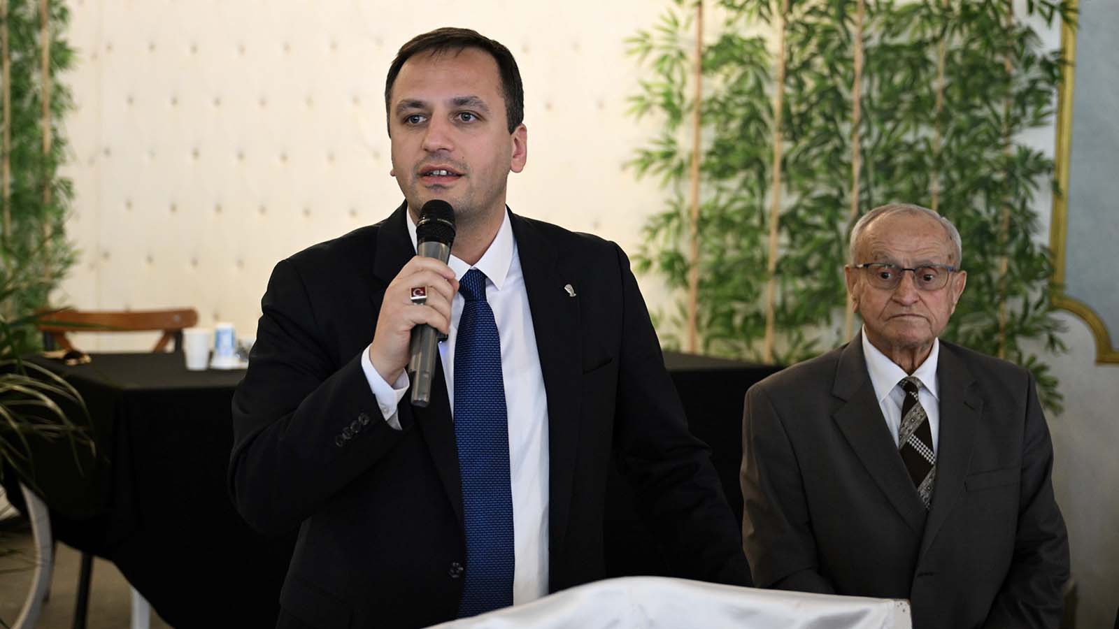 Bornova Belediyesi’nde fiilen çalışmadığı halde maaş aldığı iddia edilen bir