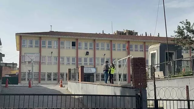 Çayırova'da bir ilkokulda kapı görevlisi olarak çalışan M.Y., iki kız