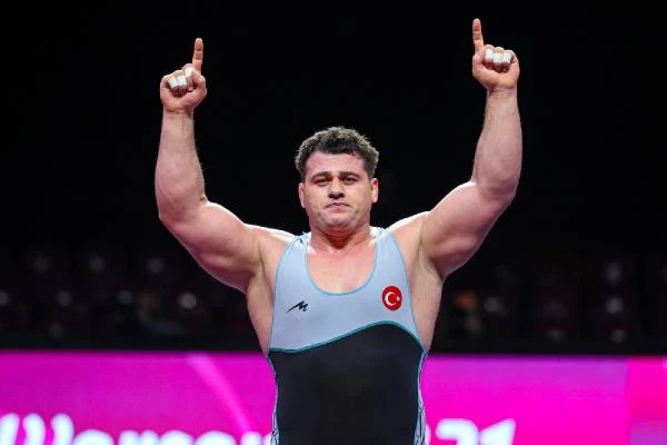 Grekoromen stil 130 kiloda mücadele eden milli sporcumuz Rıza Kayaalp,