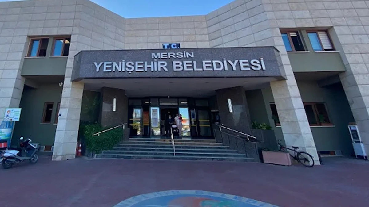 Mersin İl Emniyet Müdürlüğü ekipleri, şafak operasyonuyla Yenişehir Belediyesi’ne yönelik