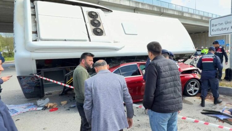 Bartın Yazıcılar Kampüsü mevkisinde sabah saatlerinde kontrolden çıkan bir özel