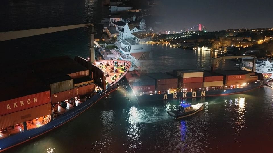 İstanbul Boğazı’nda dümen arızası yaparak karaya oturan "KAPPA" isimli dev