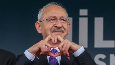 Eski CHP Genel Başkanı Kemal Kılıçdaroğlu, İstanbul'da düzenlenen yeni üye