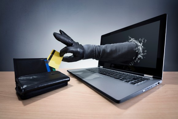 Uzmanlara göre en sık karşılaşılan yöntemlerin başında sahte internet siteleri