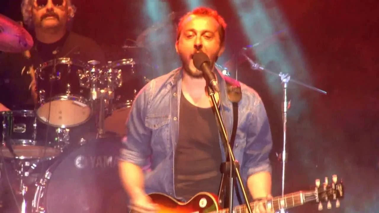 Kült grubun "Yokluğunda" ve "Aşk Bitti" gibi milyonların kalbine dokunan