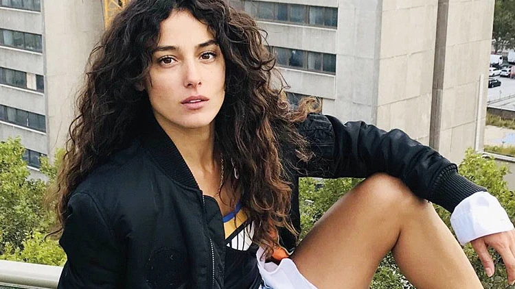 Cansu Tosun, Almanya doğumlu Türk dizi, sinema, tiyatro oyuncusu ve