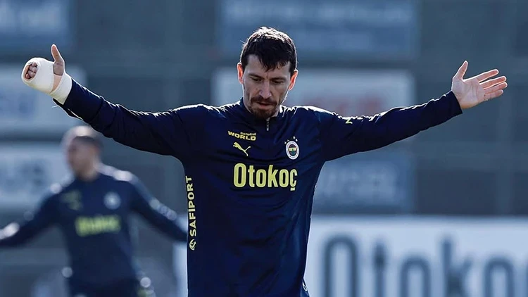Fenerbahçe’de Mert Hakan Yandaş şoku yaşanıyor. Sarı-lacivertli yönetim, tecrübeli futbolcuya
