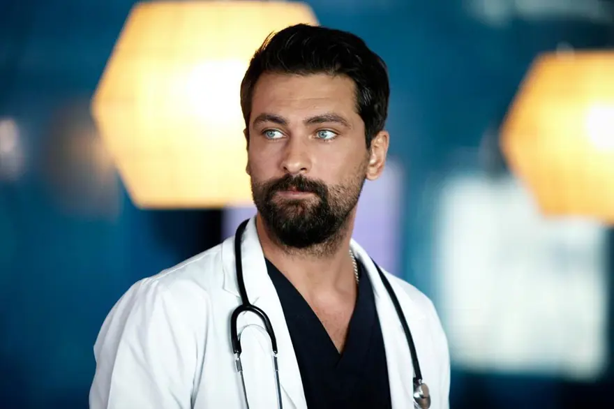 Onur Tuna, Türk dizi, sinema ve tiyatro oyuncusudur. Ekranlardaki etkileyici