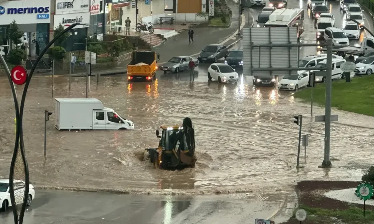 Türkiye’nin doğusunda ve batısında eş zamanlı olarak görülen aşırı hava