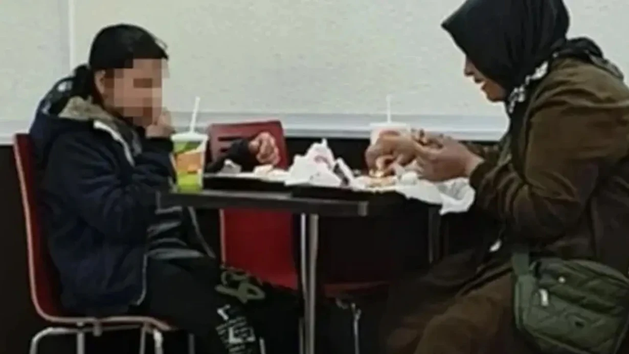 İstanbul’un göbeğinde, ünlü bir fast-food restoranında yaşanan ayrımcılık skandalı, "insanlık