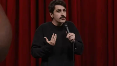 YouTube'da yayımladığı stand-up gösterileri, özgün mizah anlayışı ve podcast projeleriyle