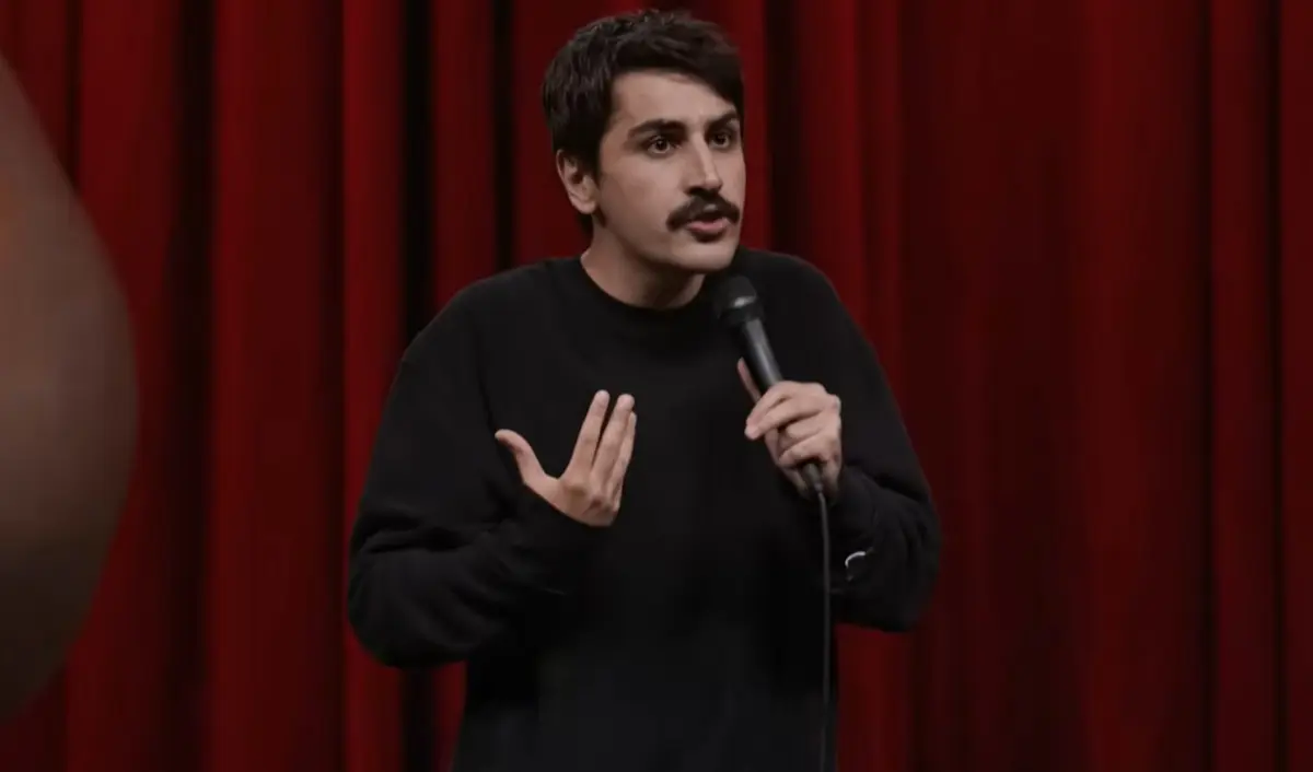 YouTube'da yayımladığı stand-up gösterileri, özgün mizah anlayışı ve podcast projeleriyle