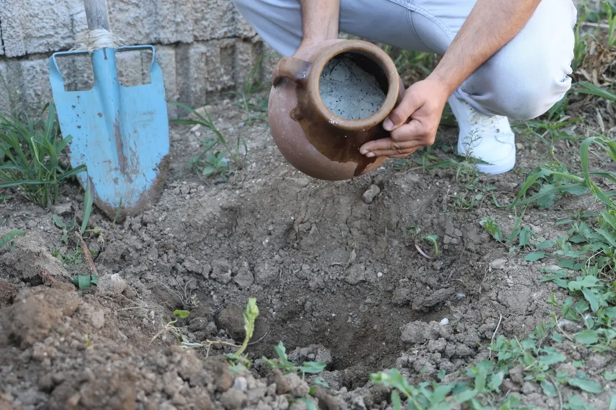 Hatay Antakya'da yaşayan Murat Aracı, deprem sonrası yerleştiği köyünde unutulmaya