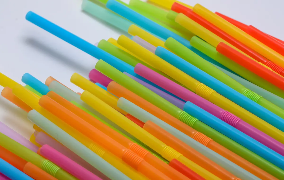 Son dönemde tek kullanımlık plastik ürünlerin, özellikle de plastik ve