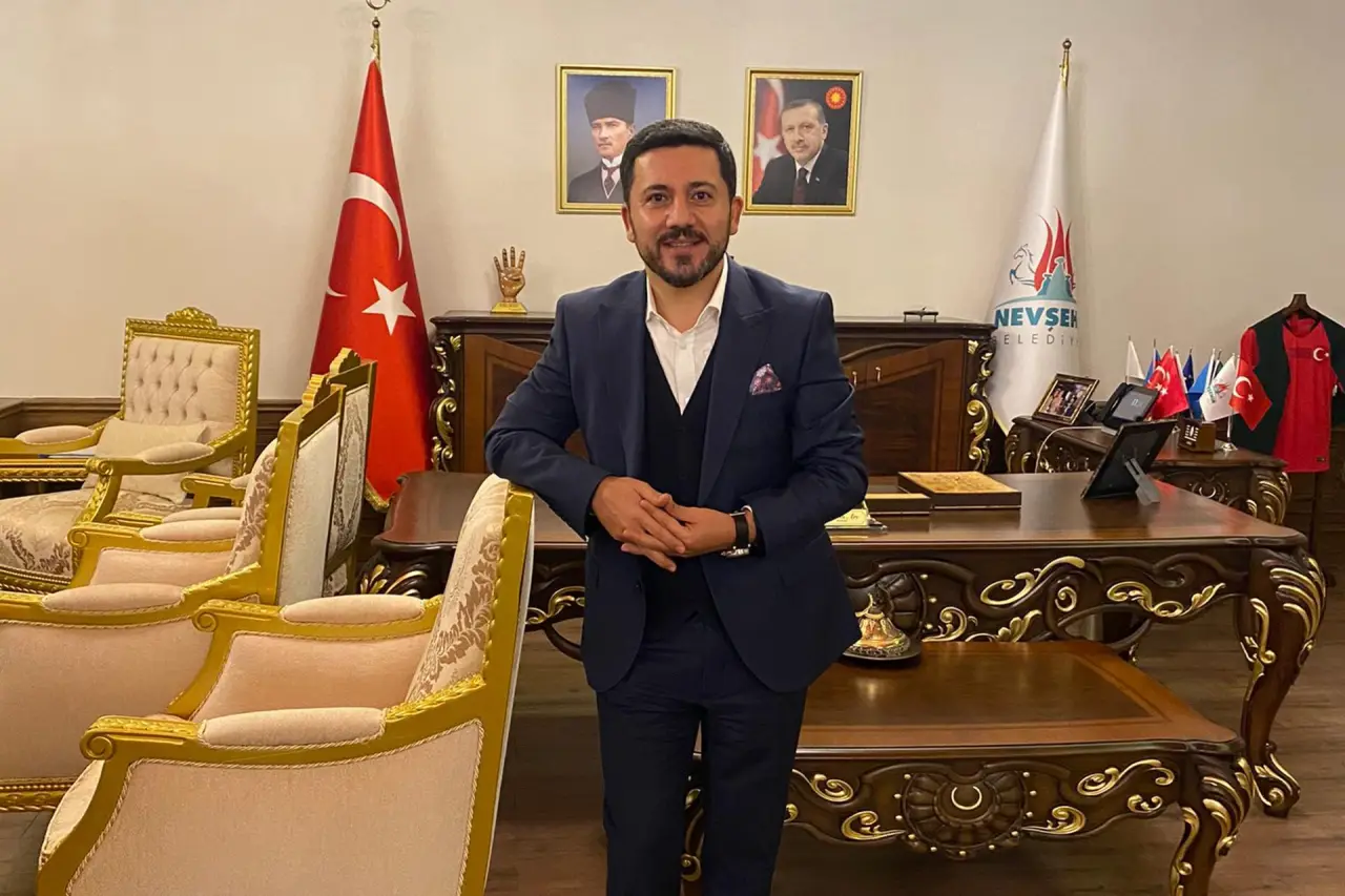 İYİ Parti'den Nevşehir Belediye Başkanı seçilen Rasim Arı'nın AK Parti'ye