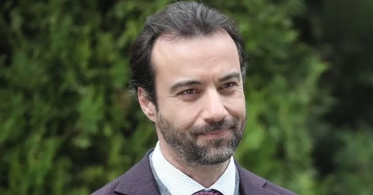 Türk televizyon tarihinin unutulmaz yapımlarından biri olan "Doktorlar" dizisinde canlandırdığı