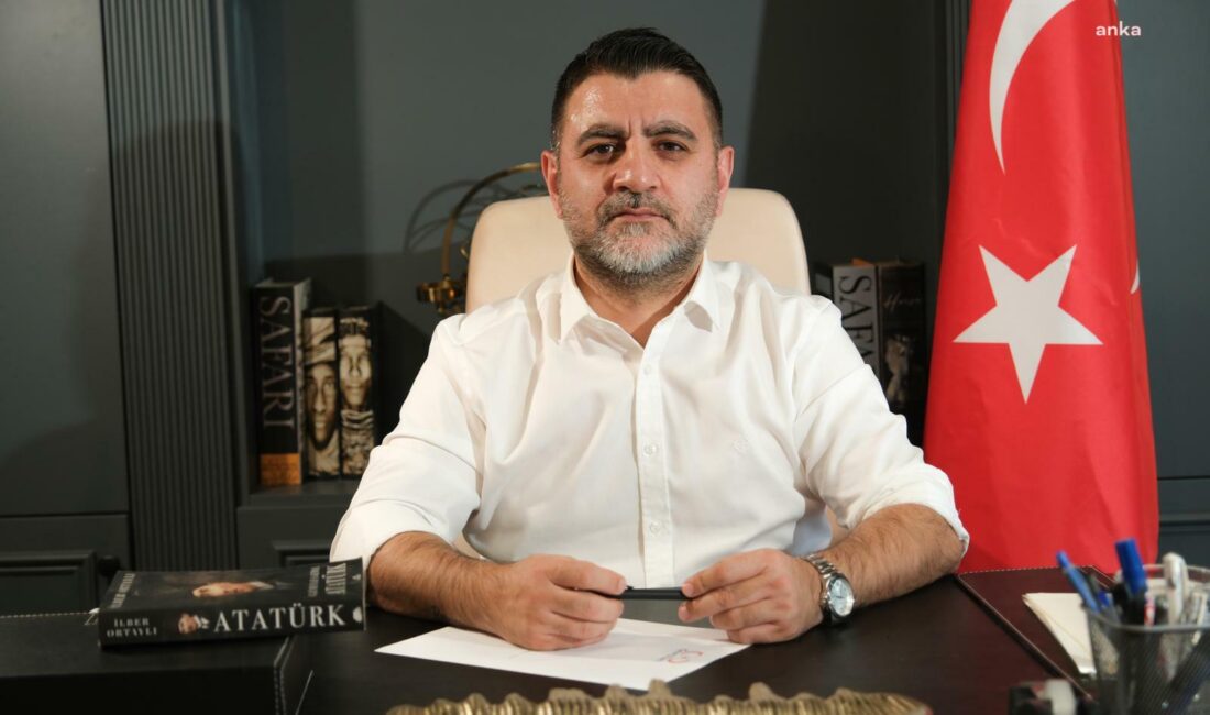Cem Uzan tarafından kurulan Genç Parti'nin liderlik koltuğunda oturan Burçin