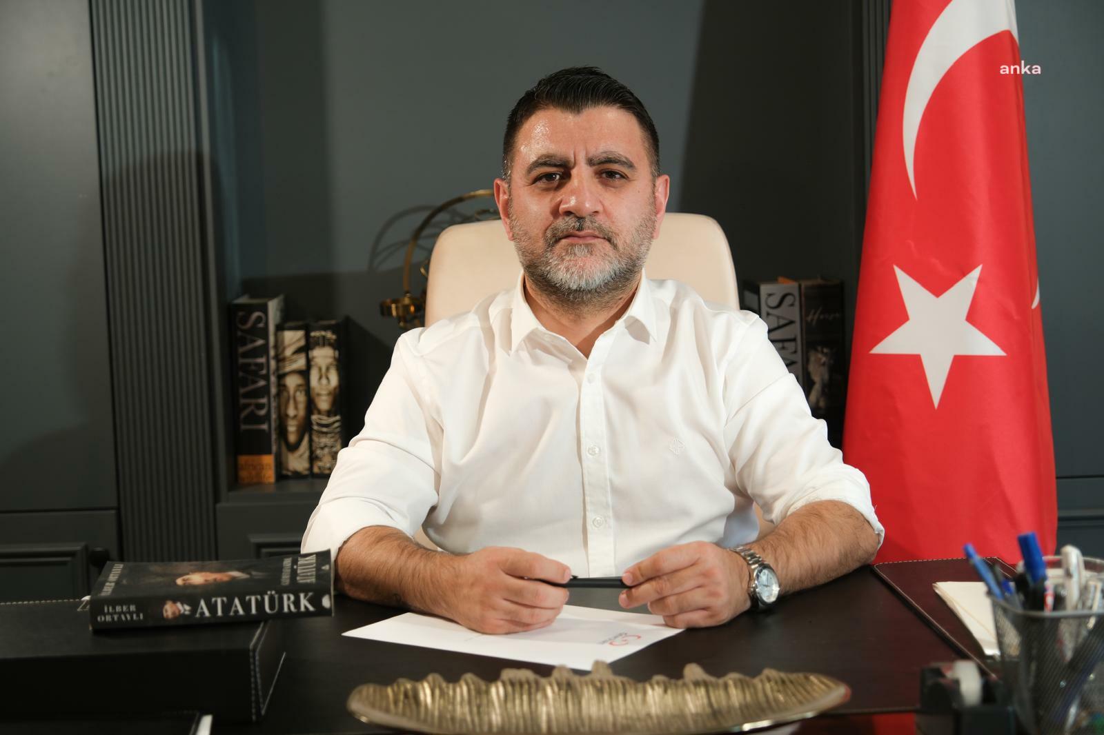 Cem Uzan tarafından kurulan Genç Parti'nin liderlik koltuğunda oturan Burçin