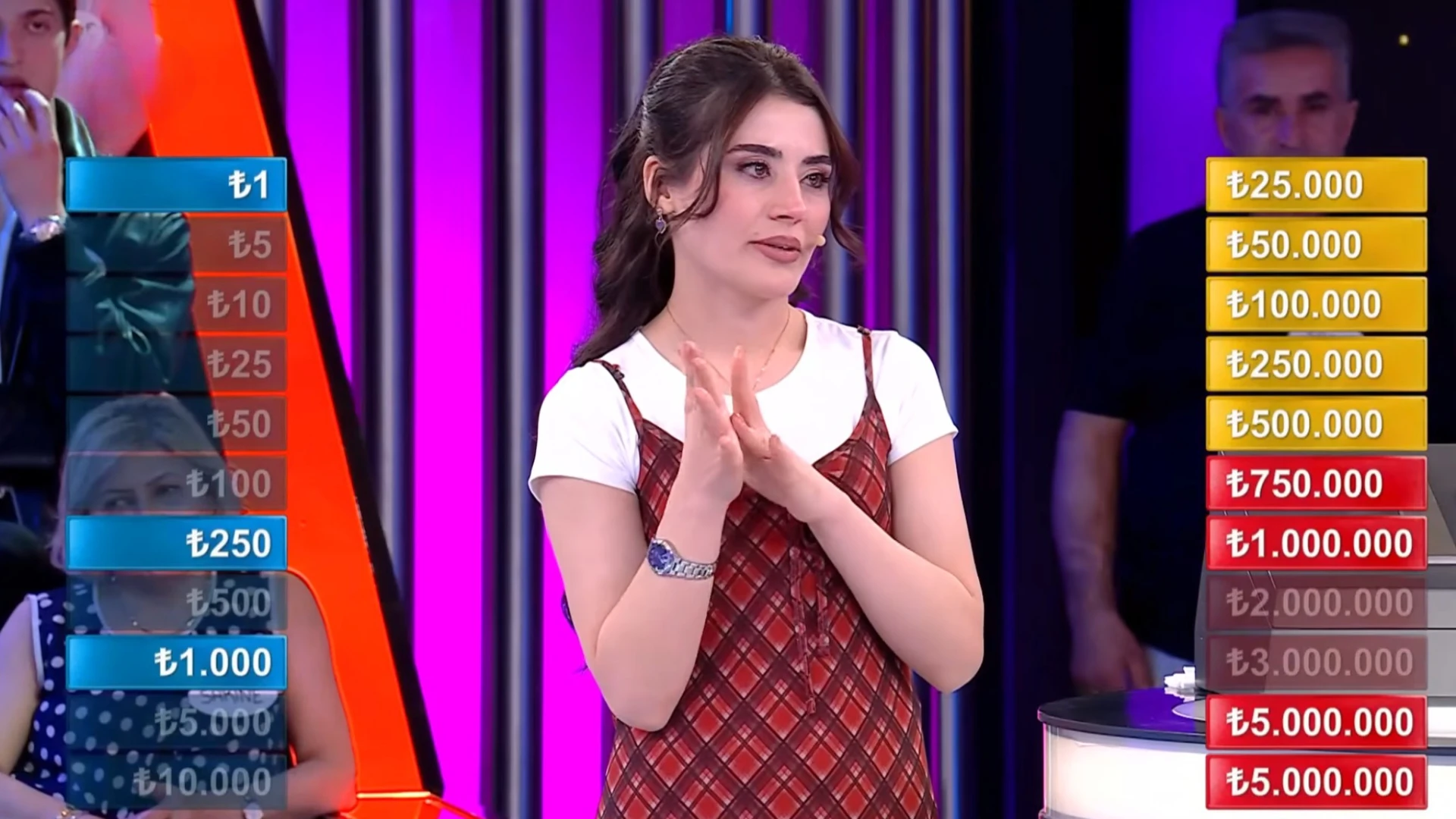ATV ekranlarında Esra Erol’un sunumuyla reyting rekorları kıran "Var Mısın