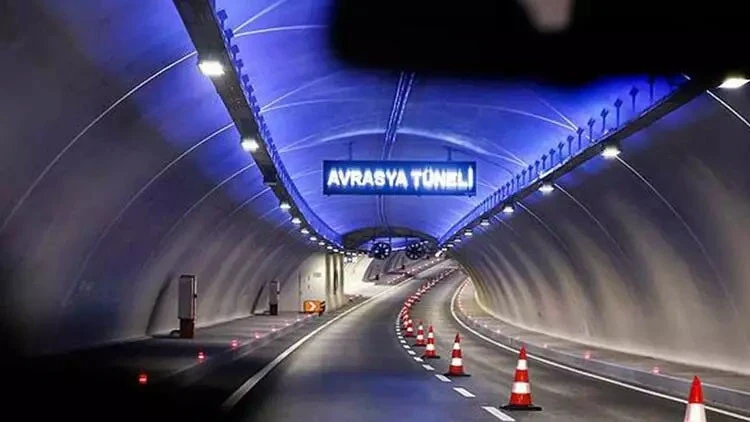 İstanbul'un en kritik ulaşım akslarından biri olan Avrasya Tüneli'nde sabah