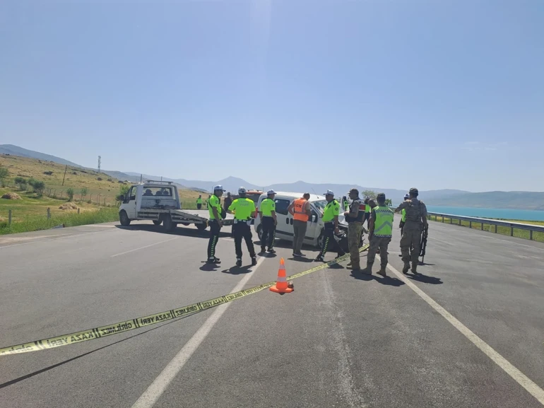Van'ın Erciş ilçesinde sivil bir hafif ticari aracın, yol kenarında
