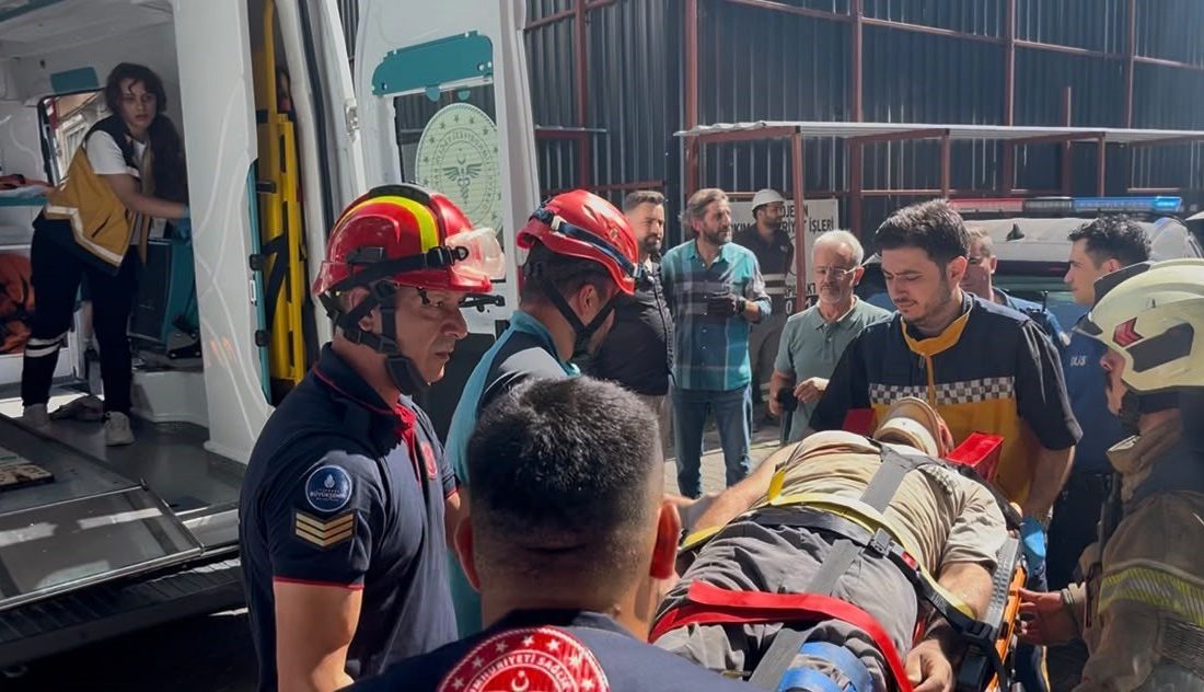 Megakent İstanbul'daki bir mahallede yıkımı devam eden binada kısmi çökme