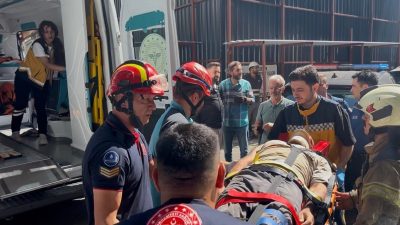 Megakent İstanbul'daki bir mahallede yıkımı devam eden binada kısmi çökme