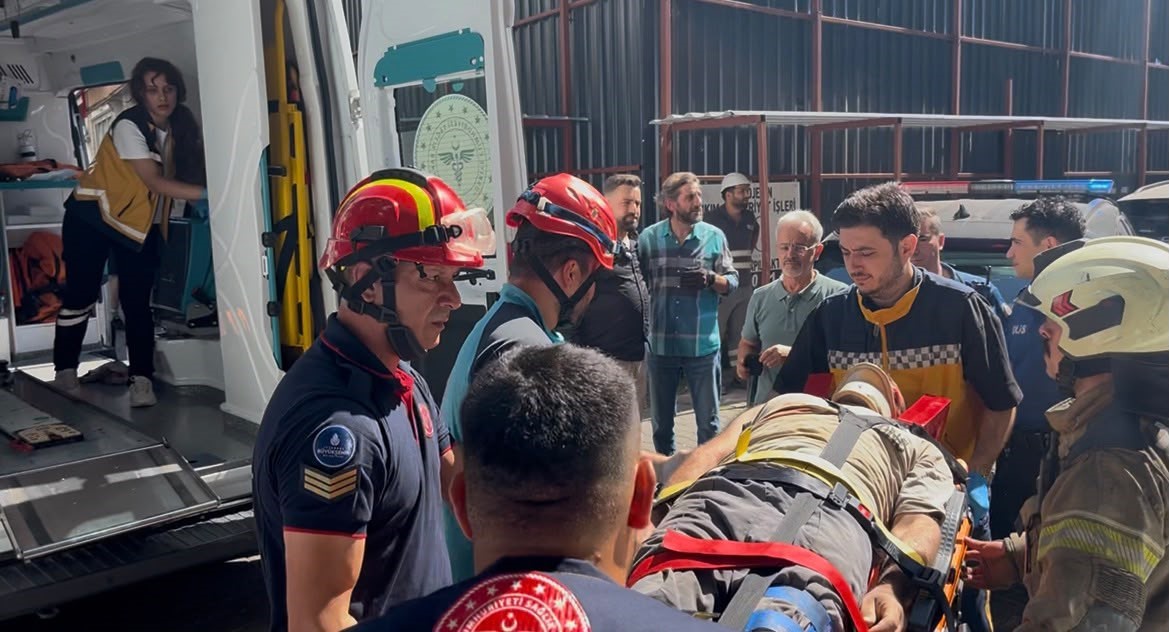 Megakent İstanbul'daki bir mahallede yıkımı devam eden binada kısmi çökme